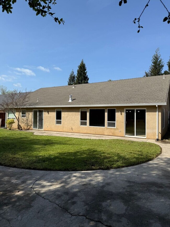 Building Photo - 4 bedroom, 2 bathroom home in Great Neighborhood!