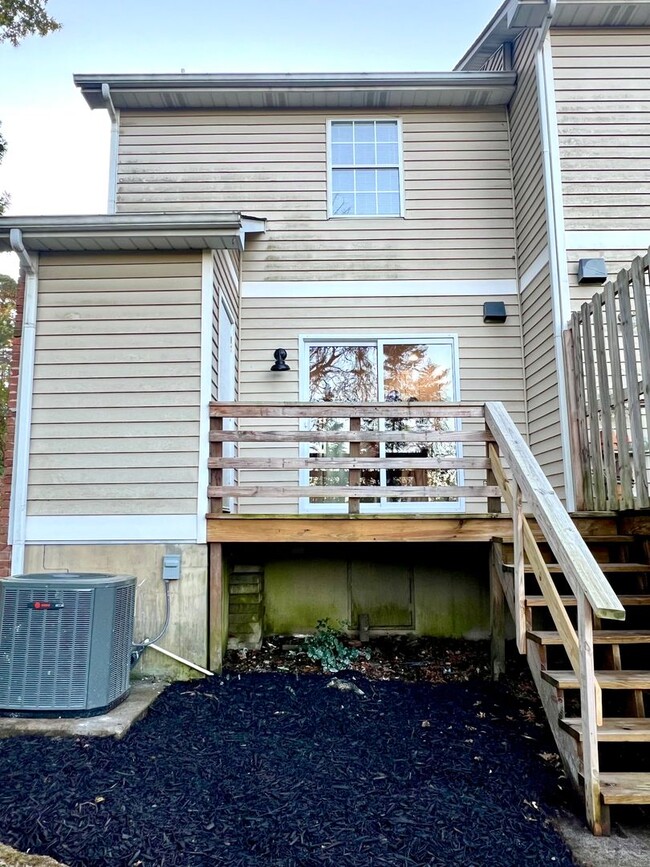 Building Photo - Beautifully Updated 2 Bedroom Townhome in ...