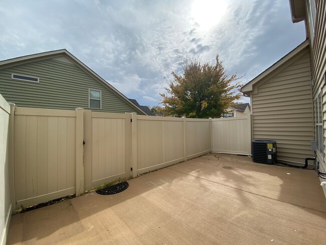 Building Photo - 3 Bedroom / 3 Bathroom / End Unit Townhome...
