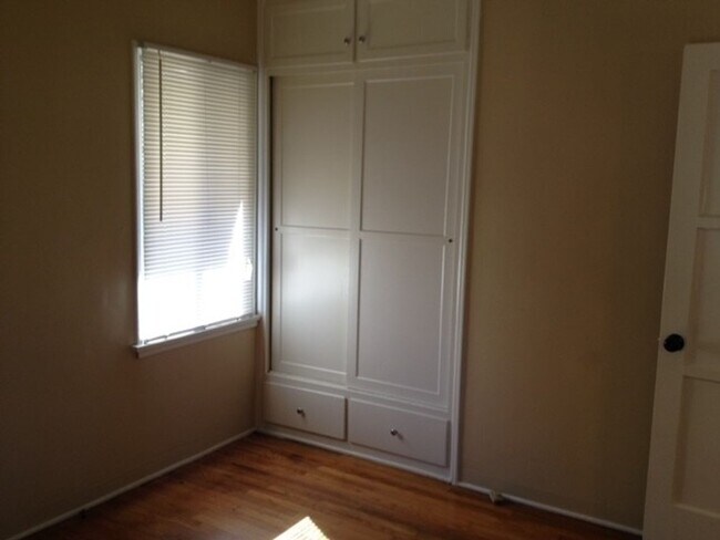 Building Photo - 2212