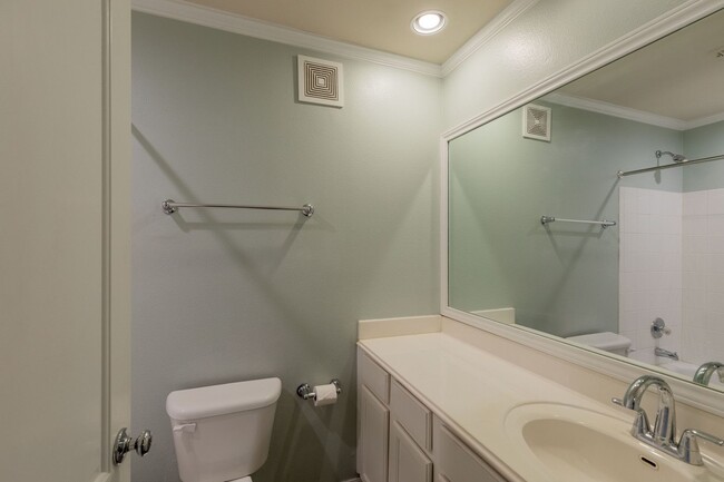 Building Photo - Gorgeous 2/BR 2/BA Single-Family Home in A...