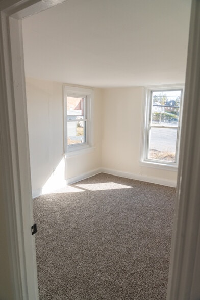 Building Photo - 1005 Railroad St