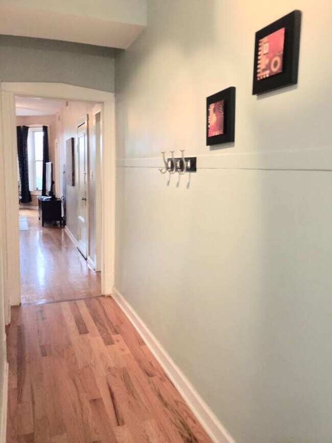 Building Photo - 1339 N Western Ave