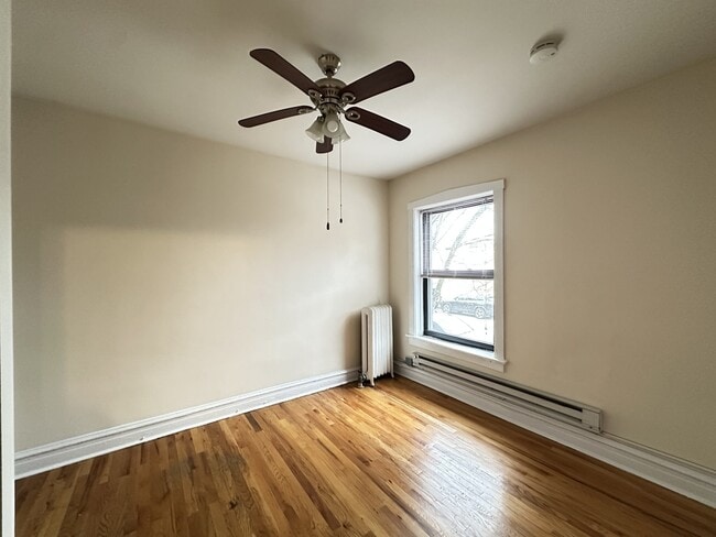 Building Photo - 960 W Cornelia Ave