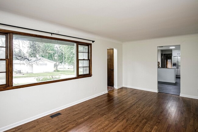 Building Photo - Beautiful 3-Bed, 2-Bath Home in West Omaha!