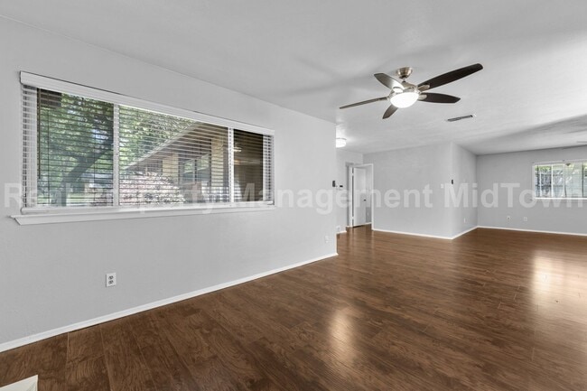 Building Photo - 2827 Blackwood Dr