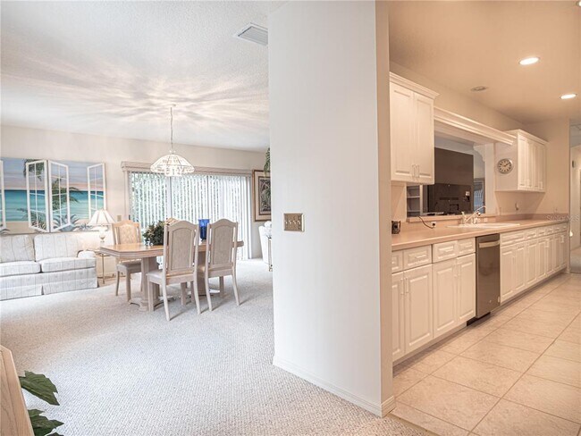 Building Photo - 920 E Lake Dr