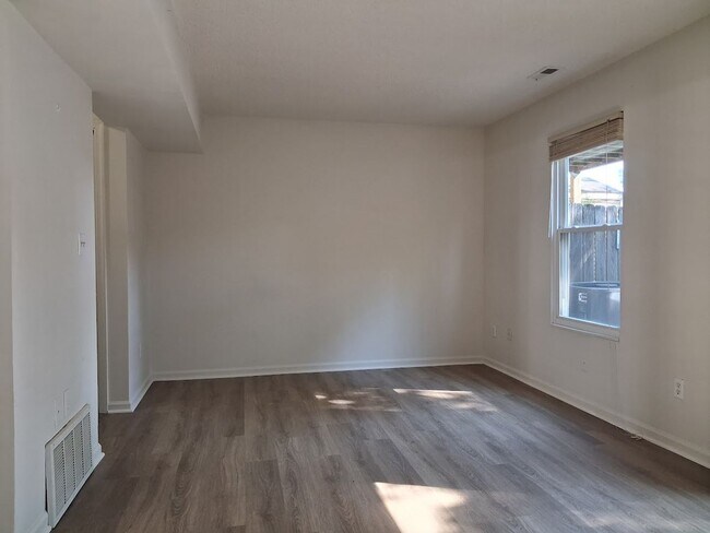 Building Photo - Charming 3BR Townhouse with Fenced Backyard and Community Pool