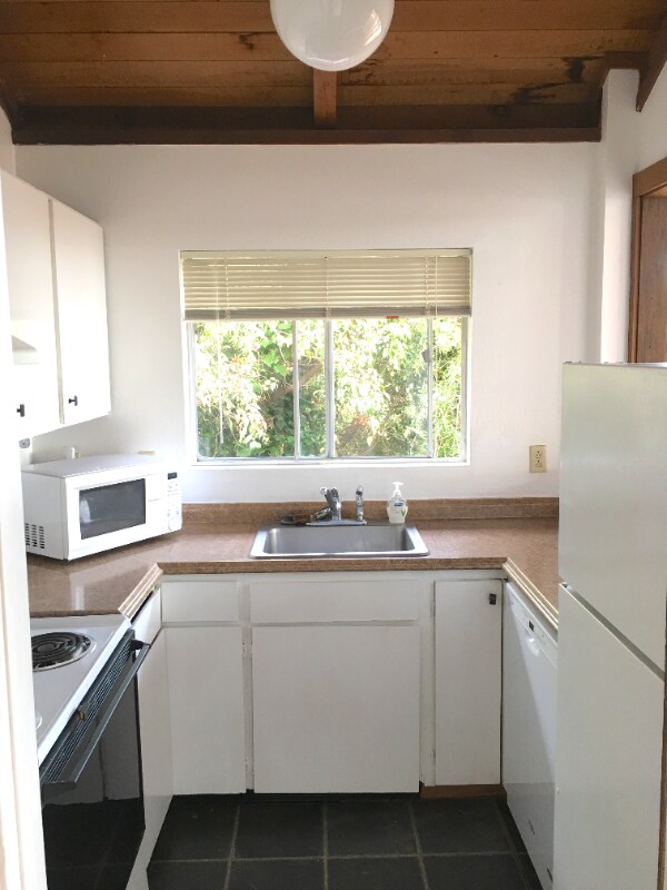 Building Photo - 2381 Paradise Dr