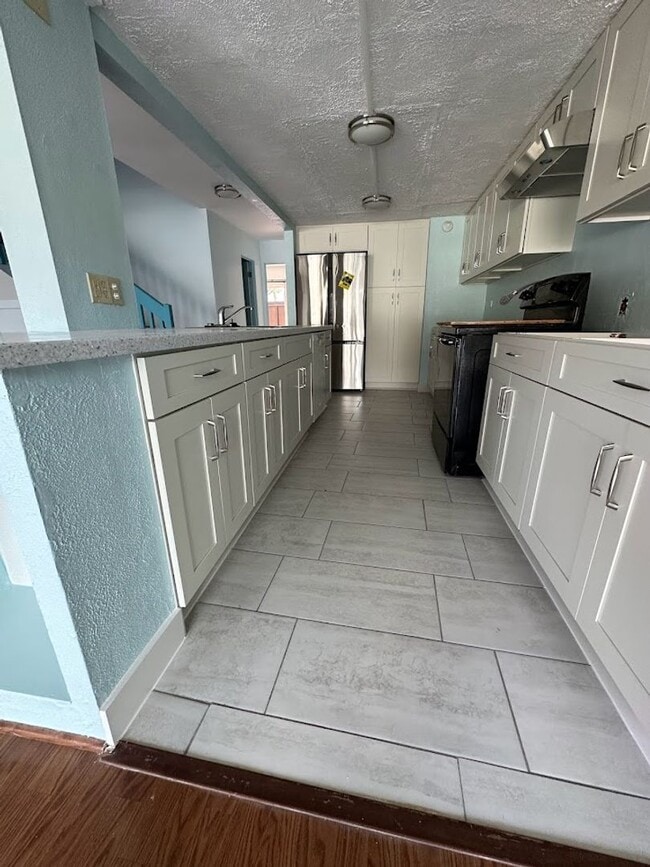 Building Photo - Hawaii Kai - The COLONY MARINA:  Lovely townhouse with spacious 4 bedrooms, 3 bath, 2 covered par...