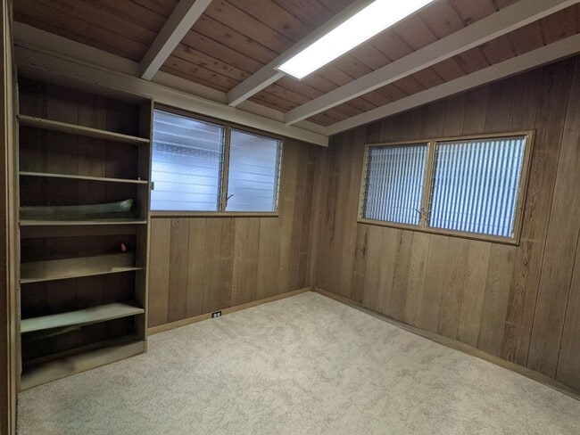 Building Photo - Country living in the City - Huge bonus room, entertainment deck, covered lanai and lots of storage.