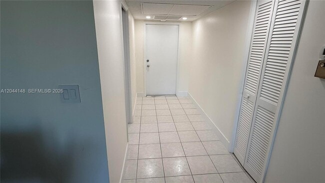 Building Photo - 2901 S Palm Aire Dr
