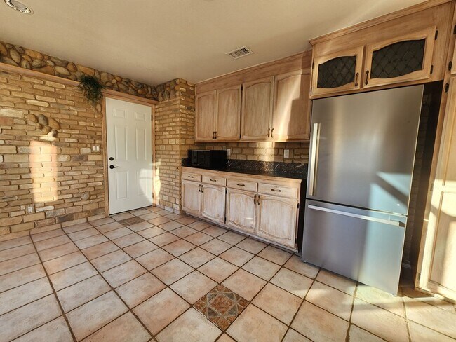 Building Photo - Elevated Living with Sunset Views