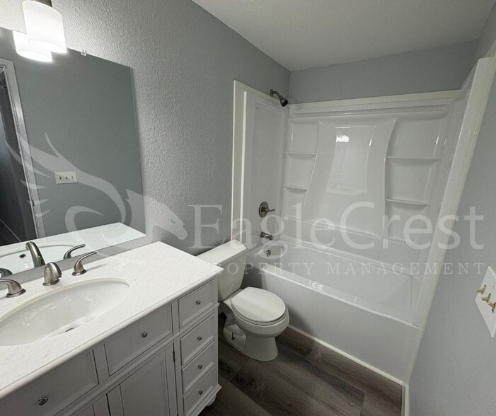 Building Photo - 320NEC