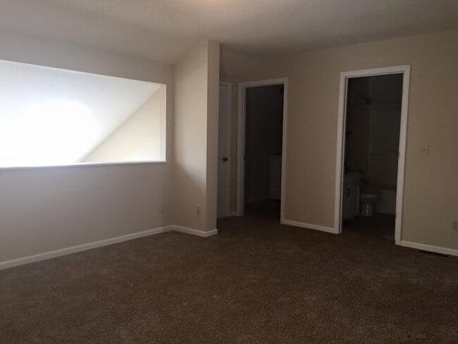 Building Photo - Updated 3bed 2 bath with fenced in yard!