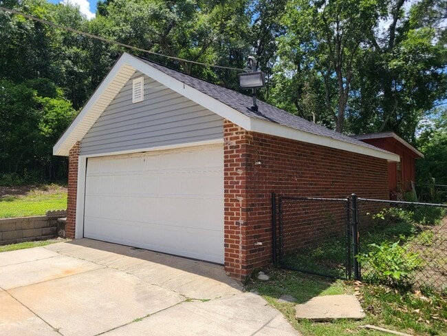 Building Photo - Renovated 3 Bedroom and 2 Bathroom availab...