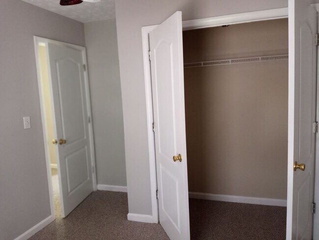 Building Photo - 3/2 with Large Bonus Room  - Split level h...