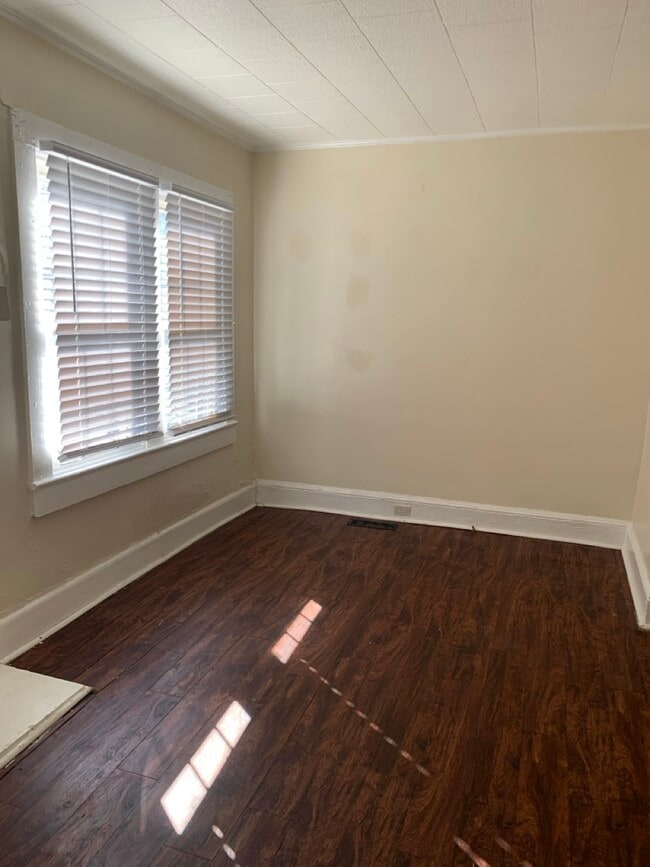 Building Photo - 212 Fairview Dr