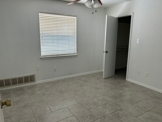 Building Photo - 1709 Vicksburg Dr