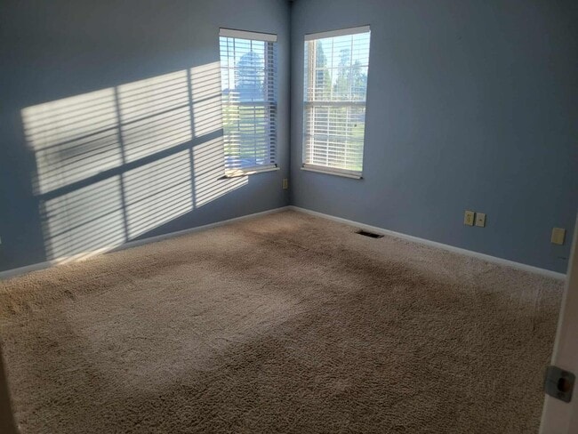 Building Photo - Two Bedroom Condo in BG