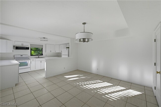 Building Photo - 514 11th Ave S