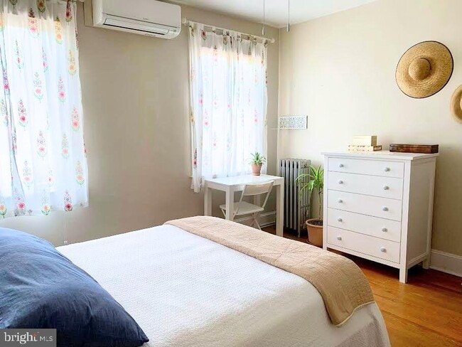 Building Photo - 1228 W 37th St