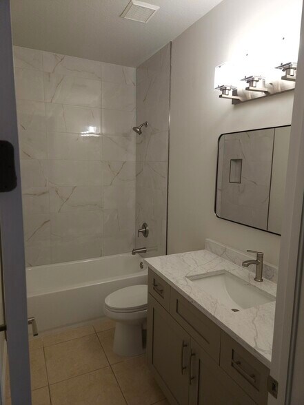 Guest Bathroom - 4828 SW 17th Pl