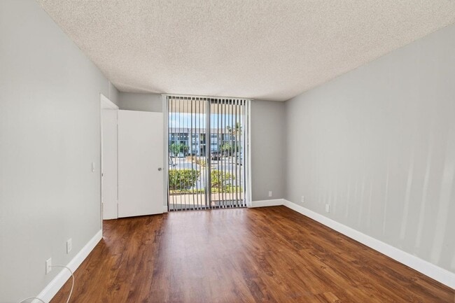 Building Photo - ONE BEDROOM ONE BATHROOM!! WATERFRONT COMMUNITY!