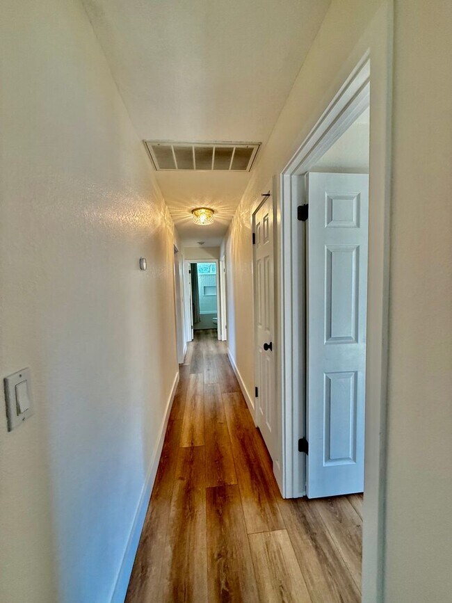 Building Photo - 310 Creekside Ct