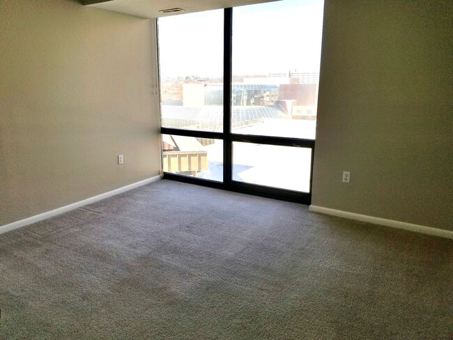 Building Photo - Twin Towers ~ 2 Bedroom/1 Bathroom Unit fo...