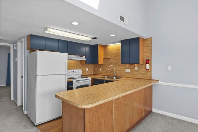 Building Photo - Now Allowing 1 small dog under 30Lbs - Spacious 2 bed/2 bath Deer Creek Villas-Surfside