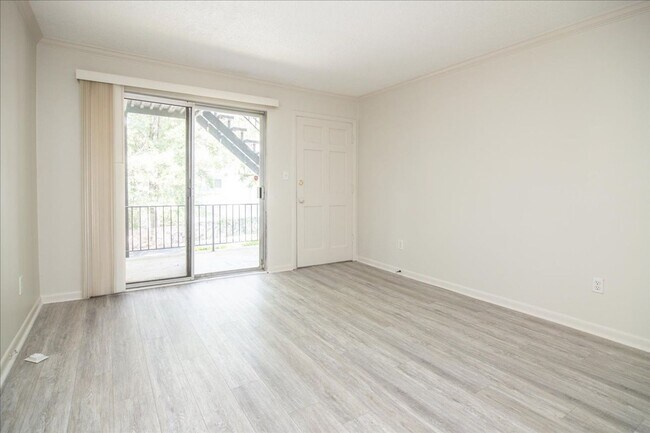 Building Photo - Newly Updated 1/1 Condo 1 Mile From Downto...