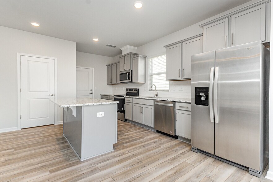 Building Photo - 1425 Rhodes Pond St