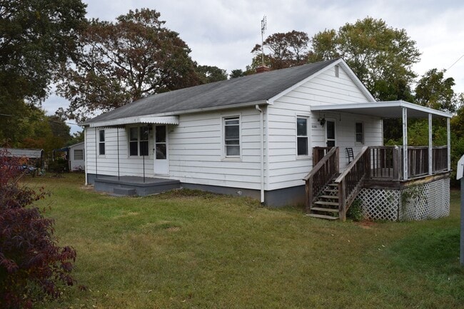 Primary Photo - Charming 3-Bedroom Home in Hickory – $1,50...