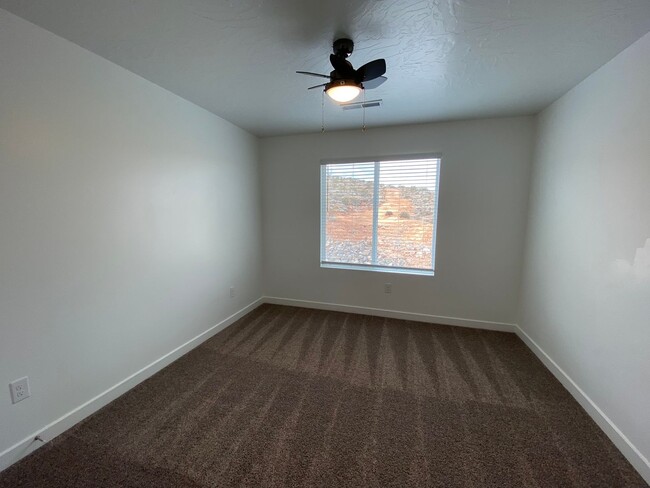 Building Photo - SPACIOUS TOWNHOME AVAILABLE FOR RENT