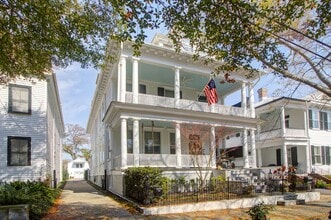 Building Photo - 28-B Charlotte Street- Amazing One Bedroom/Two Bathroom Freestanding Home