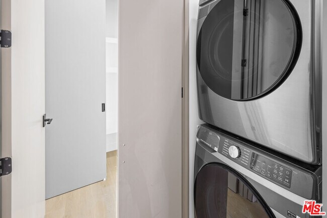 Building Photo - 11012 Hortense St