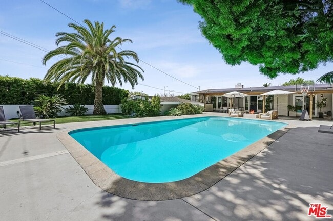 Building Photo - 5646 S Sherbourne Dr