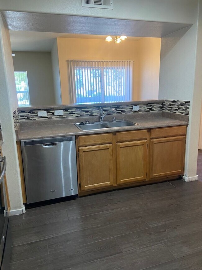 Building Photo - Beautiful unfurnished 2 bedroom in the Sou...
