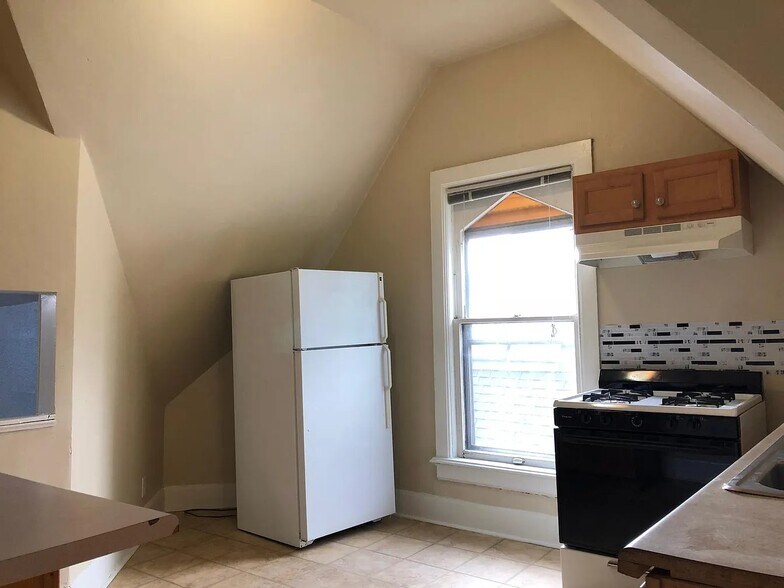 Building Photo - 1741 N Farwell Ave