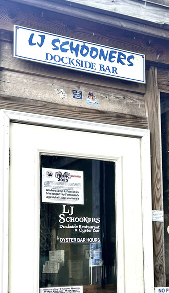 LJ Schooners Restaurant - 109 Westlake Ct