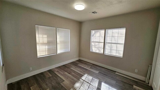 Building Photo - 1424 NE 10th St