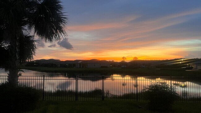 Building Photo - Fully Furnished SEASONAL Lakeside Rental Home & Dog Friendly!