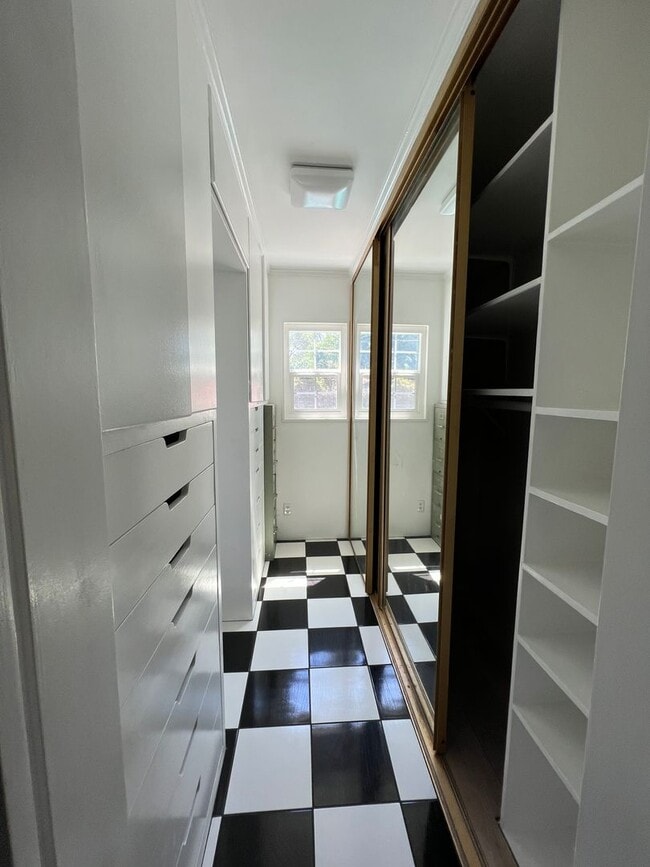 Building Photo - Adorable pool home in Sherman Oaks