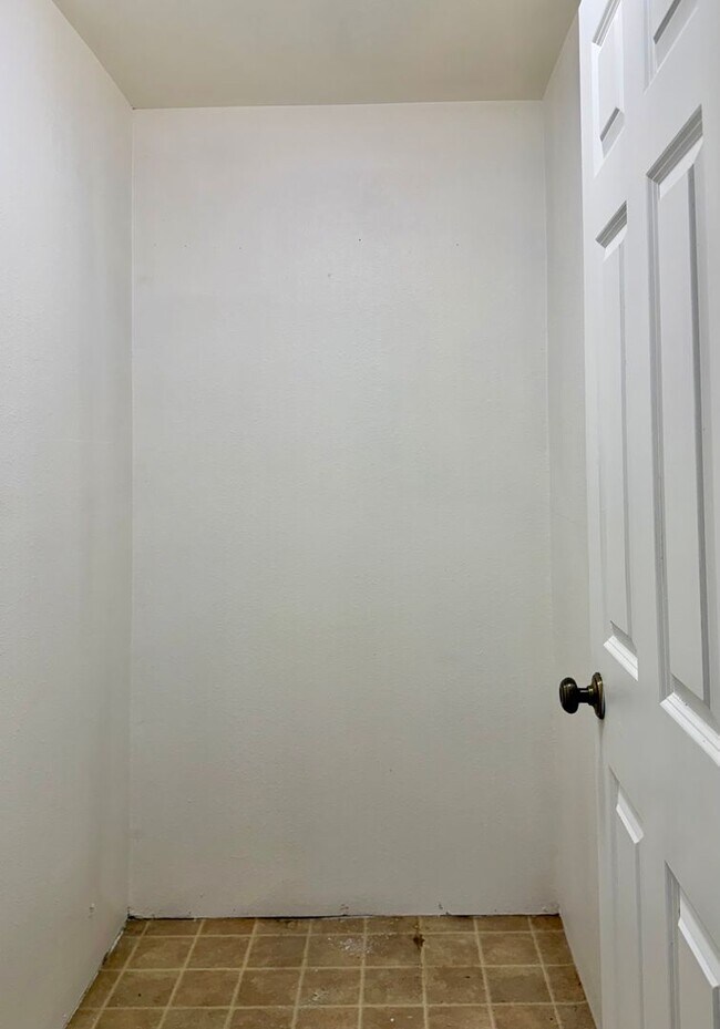 Building Photo - 1 Bed / 1 Bath Bellevue condo $1,795/month