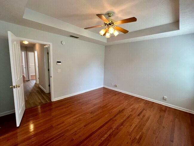 Building Photo - 3 bed, 2 Bath, Garage + Screened Back Porch, Near Cason Ln