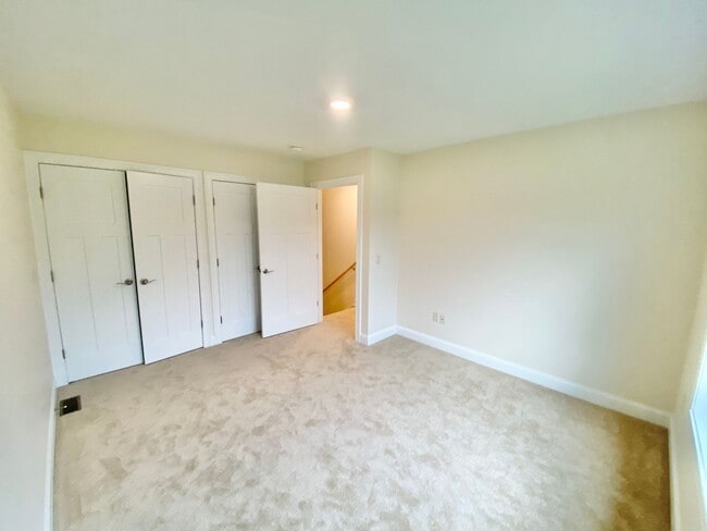 Building Photo - 3 Bedroom Townhouse Essex Junction VT Avai...