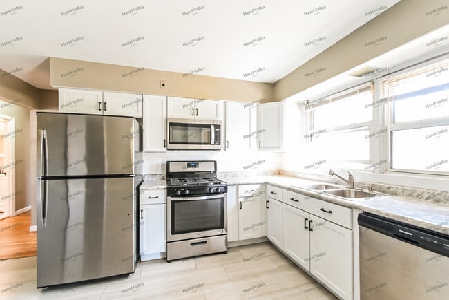 Building Photo - 30 Manor Dr