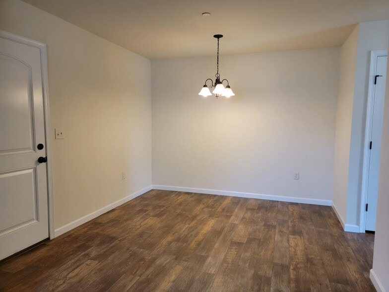 Building Photo - 726 Farmwood Ln