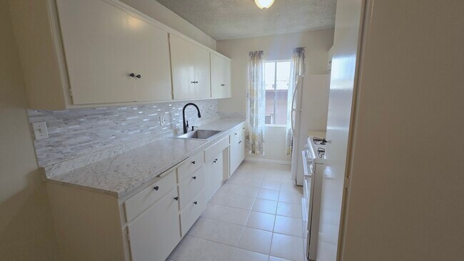 Building Photo - 526 S St Andrews Pl